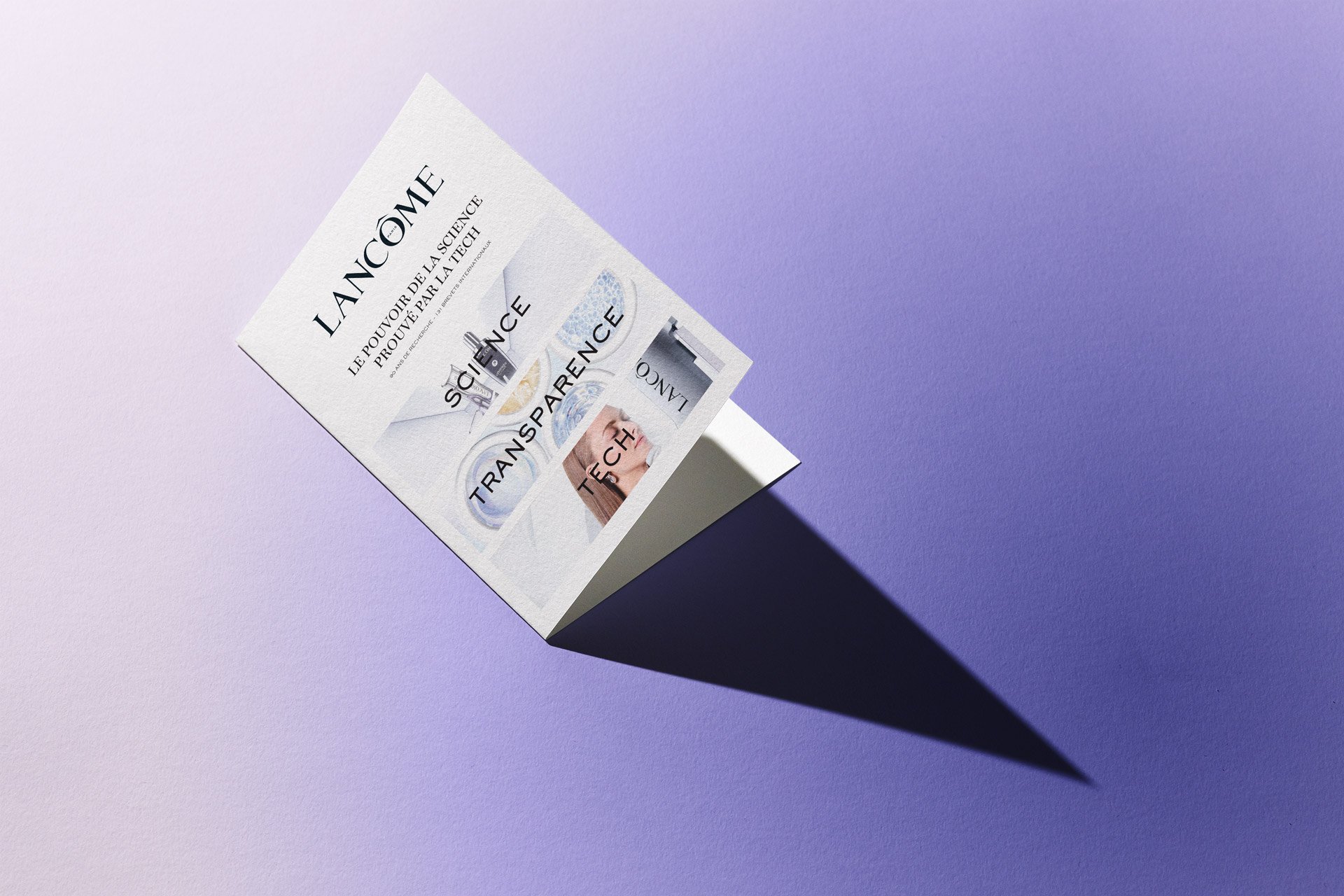 Lancôme — flyer plié, mise en scène sur fond lavande